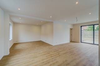 <p>Interesse in dit pand? Neem voor bijkomende informatie of het maken van een afspraak rechtstreeks contact op met Copandi via <strong>015 79 05 83</strong>.<br /></p><p>Op een centrale, maar bijzonder rustige ligging bevindt zich deze stijlvolle gezinswoning die in <strong>2026</strong> volledig werd gerenoveerd met oog voor kwaliteit, comfort en energiezuinigheid. Een woning waar hoogwaardige materialen, een doordachte indeling en hedendaagse technieken samenkomen tot een instapklare thuis.</p><p> </p><p>Met een <strong>bewoonbare oppervlakte van 168 m²</strong> op een <strong>onderhoudsvriendelijk perceel van 262 m²</strong> biedt deze woning alle ruimte om comfortabel te wonen, werken en genieten.<br /></p><p>Bij het betreden van de woning komt u terecht in een verzorgde inkomhal met gastentoilet. Van hieruit bereikt u de ruime leefruimte met open keuken, waar licht en ruimte centraal staan. Dankzij de twee grote schuiframen vloeien de woonkamer, het terras en de tuin naadloos in elkaar over, waardoor u het hele jaar door geniet van een aangename woonbeleving en een maximale lichtinval.</p><p>Daarnaast beschikt het gelijkvloers over een praktische berging en een afzonderlijke bureauruimte, ideaal voor wie regelmatig van thuis uit werkt of extra polyvalente ruimte wenst.<br /></p><p>Op de verdieping bevinden zich drie ruime slaapkamers, een stijlvolle badkamer en een comfortabele master bedroom met een eigen douchekamer. Een praktische indeling die perfect inspeelt op de noden van het moderne gezinsleven.</p><p> </p><p>Ook op technisch vlak laat deze woning niets te wensen over. De combinatie van <strong>vloerverwarming en vloerkoeling</strong>, zorgt voor een aangenaam binnenklimaat en een energiezuinige woonervaring. Bovendien is de woning <strong>asbestvrij</strong> en beschikt ze over een <strong>conforme elektrische installatie</strong>, zodat u zorgeloos kunt verhuizen.</p><p>Voor de woning is er bovendien voldoende parkeergelegenheid voor <strong>2 tot 3 wagens</strong> op eigen terrein.<br /> </p><p>Bent u op zoek naar een instapklare woning waar comfort, kwaliteit en duurzaamheid hand in hand gaan? Dan nodigen wij u graag uit om deze unieke woning zelf te ontdekken.</p><p> </p><p>✅ Gerenoveerd en instapklaar<br />✅ 4 volwaardige slaapkamers<br />✅ 2 badkamers, waaronder een ensuite douchekamer bij de master bedroom<br />✅ Ruime leefruimte met open keuken<br />✅ Afzonderlijke bureauruimte<br />✅ Vloerverwarming én vloerkoeling<br />✅ Conforme elektrische installatie<br />✅ Asbestvrij<br />✅ Parkeergelegenheid voor 2 tot 3 wagens<br />✅ Centrale en tegelijk bijzonder rustige ligging</p>