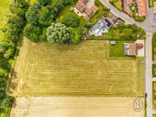 Met een totale oppervlakte van ca. 6.600 m² biedt dit perceel enorm veel potentieel. Ideaal voor een luxe-villa genietend van een waanzinnig uitzicht, <br />of als interessante ontwikkelingsmogelijkheid: potentieel voor de realisatie van ongeveer 10 woningen (open of halfopen bebouwing), onder voorbehoud van het bekomen van de nodige stedenbouwkundige vergunningen.<br /><br />De ligging is een absolute troef: rustig en groen, aan de voet van het Kluisbos, met een open zicht op de omliggende natuur. Een ideale combinatie van landelijke charme en vlotte bereikbaarheid.<br /><br />Het centrum van Amougies bevindt zich op wandelafstand. Daarnaast zijn Avelgem, Kluisbergen en Ronse bereikbaar binnen 10 minuten, terwijl Doornik zich op slechts 25 minuten rijden bevindt.<br /><br />Meer info of plan je bezoek: wim@immobeguin.be<br />Te koop via Immo Beguin, uw vastgoedexpert sinds 2009, met kantoren in Ronse, Waregem, Kortrijk, Deinze, Doornik en Lessen.