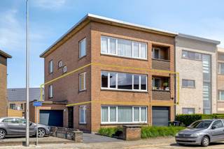 EERSTE KIJKDAG OP ZATERDAG 11 JULI. Meer info en documenten: www.bellesvastgoed.be/te-koop/boechout-mussenhoevelaan-34-bus-2<br /><br />Dit instapklaar appartement met een bewoonbare oppervlakte van 121m²(!), 3 slaapkamers en een gezellig terras bevindt zich in een rustige woonwijk nabij centrum Boechout. Winkels, horeca, scholen en openbaar vervoer (trein, tram en bus) liggen allemaal op wandelafstand, waardoor je hier geniet van een uitstekende bereikbaarheid.<br /><br />Met een gunstige EPC-score B is het appartement bovendien energiezuinig. In 2022 werd het volledig gerenoveerd. Zo werden onder meer nieuwe ramen met hoogrendementsglas geplaatst, de keuken en badkamer vernieuwd en een recente gascondensatieketel geïnstalleerd.<br /><br />Via de trap bereiken we de eerste verdieping van het kleinschalige appartementsgebouw. De inkomhal is voorzien van een praktische ingebouwde vestiairekast en een apart gastentoilet. Vooraan bevindt zich de bijzonder ruime en lichtrijke leefruimte, die naast een gezellige zithoek en eetplaats ook voldoende ruimte biedt voor het inrichten van een bureau of comfortabele thuiswerkplek. De keuken is volledig uitgerust met inbouwtoestellen, waaronder een oven, combi-oven, vaatwasser, koelkast en inductiekookplaat. Aansluitend bevindt zich een handige berging met aansluitingen voor een wasmachine en droogkast.<br /><br />Vanuit de keuken heb je toegang tot het gezellige, zuidwestgerichte terras, waar je van 's middags tot 's avonds volop van de zon kan genieten. Verder beschikt het appartement over 3 volwaardige slaapkamers. De badkamer is uitgerust met een inloopdouche, wastafel en handdoekradiator.<br /><br />Als extra troeven zijn de elektriciteit conform en is het appartement asbestveilig. De maandelijkse provisie bedraagt slechts €46 en omvat privaat waterverbruik en de blokpolis.<br /><br />Kortom, een ruim, smaakvol gerenoveerd en energiezuinig appartement op een rustige locatie, ideaal voor wie op zoek is naar comfort, ruimte en een vlotte bereikbaarheid.
