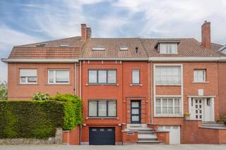 Ontdek deze <strong>instapklare gezinswoning </strong>gelegen aan de <strong>Ferdinand Van Eeckhoutstraat</strong> te <strong>Kortrijk </strong>die comfort, <strong>praktisch woongenot </strong>en een <strong>gezellige buitenruimte </strong>combineert. <br /><br />Op het <strong>gelijkvloers </strong>bevindt zich de ruime <strong>inkomhal </strong>met aansluitend een <strong>gastentoilet</strong>. De lichtrijke <strong>leefruimte </strong>is voorzien van <strong>ingemaakte kasten</strong>. De <strong>open keuken </strong>is volledig uitgerust met dubbele spoelbak, koelkast, keramische kookplaat, dampkap, oven, microgolf en vaatwasmachine. Verder beschikt de woning over een <strong>berging</strong>, een droge <strong>kelder </strong>en een <strong>garage </strong>met automatische poort. Een gezellige <strong>stadstuin </strong>rondt het geheel af.<br /><br />Op de eerste verdieping bevinden zich <strong>2 slaapkamers </strong>en een extra <strong>kamer </strong>die naar wens kan dienst doen als <strong>bureau</strong> of <strong>dressing</strong>. De <strong>badkamer </strong>is uitgerust met lavabomeubel, douche en toilet. Bovenaan beschikt de woning ook over een <strong>ruime opbergzolder</strong>.<br /><br /><strong>De woning is beschikbaar vanaf 1 augustus 2026.</strong><br /><br />Interesse? <br />Mail naar simon@dekeyser.immo