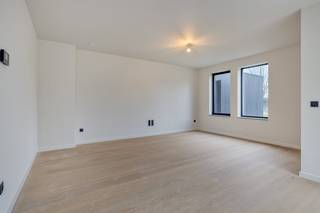 Dans un quartier résidentiel de Sint-Idesbald (Koksijde), nous trouvons cette villa neuve à vendre. Cette maison de 3 chambres et 2 salles de...