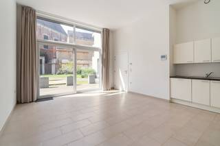 <p>In hartje Gent bieden wij u deze gelijkvloerse serviceflat met assistentie aan die deel uitmaakt van de moderne residentie Collegehof.<br />Perfect gelegen op wandelafstand van winkels, horeca en openbaar vervoer.<br /><br />Deze flat kenmerkt zich door zijn uniek loftgevoel, te danken aan de plafondhoogte van 3,5m en de overvloed aan dag/zonlicht.<br />Als één van de weinige appartementen beschikt deze unit ook over een eigen privatief zonneterras waarvan u kan genieten.<br />Verder kan u ook gebruik maken van de gemeenschappelijke tuin, ontmoetingsruimte, bibliotheek en bar.<br />Alle voorzieningen zijn aanwezig om u zorgeloos te laten genieten!<br /><br /><strong><u>Indeling:</u></strong><br />Inkom, keuken met zithoek, groot zonneterras, ruime slaapkamer met aanpalend ingerichte badkamer met toilet, lavabo en inloopdouche.<br /><br />Deze unit is momenteel vast verhuurd maar kan uiteraard ook voor eigen bewoning dienst doen.<br /><br />Interesse in deze opportuniteit?<br />Neem nu contact op via 0498/50.50.94 of mail naar steffi@vastgoeddevos.be.</p>
