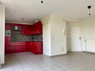 Duplex appartement te koop in Sint-Kruis op 3de verdieping! <br />Het appartement wordt nog verhuurd. <br />Bij het binnengaan van het appartement kom je in de ruime lichtrijke leefruimte. Aansluitend heb je de uitgeruste keuken met nodige toestellen. Hier heb je ook een terras waar je kan genieten van het zonnige weer. <br />Er is ook bevindt een apart gastentoilet.<br /><br />Op het eerste verdiep is er één slaapkamer en een badkamer met dubbele lavabo, toilet en een bad. <br /><br />Er is ook een kelderberging. <br /><br />PLUSPUNTEN:<br />+ Rustig gelegen nabij centrum Brugge<br />+ Voldoende parkeergelegenheid voor de deur