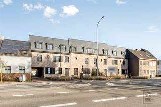 <p>Ontdek dit hoogwaardig afgewerkt nieuwbouwappartement in residentie Klaverhof, rustig gelegen nabij het centrum van Vosselaar en met vlotte verbindingen naar omliggende gemeenten.</p><p>Het appartement heeft een bewoonbare oppervlakte van 99,59 m² en beschikt over een ruim terras van 32,17 m².</p><p>Bij het betreden van het appartement komt u in een ruime inkomhal met apart toilet. Van hieruit bereikt u de lichtrijke leefruimte, waar grote raampartijen zorgen voor een aangenaam zicht op de tuin en het terras. De open keuken sluit naadloos aan op de leefruimte en is volledig uitgerust met kwalitatieve toestellen, waaronder een inductiekookplaat, dampkap, vaatwasser, ingebouwde koelkast, combi-oven en lavabo. Verder beschikt de keuken over een aparte berging met aansluiting voor was- en droogmachine. Het appartement beschikt over twee slaapkamers en een stijlvolle badkamer voorzien van inloopdouche, ligbad en wasmeubel.</p><p>Mogelijkheid tot aankoop aan 6% btw-regeling (onder voorwaarden).</p><p>Extra:<br />- Energiezuinige nieuwbouw (E-peil < 40)<br />- Ventilatiesysteem D<br />- Vloerverwarming<br />- Aankoop van autostaanplaats en kelderberging verplicht!<br />- Prijs exclusief notariskosten en BTW! <br />- Perceelscore A, gebouwscore A, woongebied, bijzondere informatie in aanvraag. <br />- Niet opgenomen in maatregelenregister</p><p>Dit appartement is momenteel verhuurd, wat het bijzonder interessant maakt voor investeerders.</p><p>Voor meer info ga naar www.coenenvastgoed.be of bel 03/375.82.92</p>