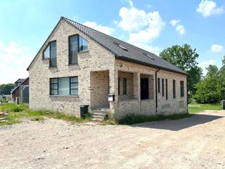 Goed en commercieel gelegen recente VILLA. 24 ZONNEPANELEN met BATTERIJ en certificaten, regenwater, volledig onderkelderd. INDELING: inkom, gezellige grote leefruimte met open geïnstalleerde keuken, extra grote bureau/polyvalente ruimte, berging, toilet, 3 slaapkamers, badkamer, ONDERKELDERD. Bezoek na afspraak met IMMO BEGUIN yves@immobeguin.be