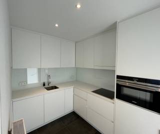 Dit stijlvol gelijkvloersappartement bevindt zich op een gunstige locatie in Kapellen: rustig gelegen, dichtbij het centrum, winkels en openbaar vervoer, en met een directe aansluiting op de autosnelweg.<br /><br />De indeling is praktisch en doordacht: een inkomhal scheidt het dag- van het nachtgedeelte. De lichtrijke leefruimte sluit aan op een aparte keuken met zij-ingang. Verder beschikt het appartement over een ruime slaapkamer, een kinderkamer/bureau, een badkamer met aansluitingen voor was- en droogmachine, een handige berging en een apart toilet. De doorlopende parketvloer in alle droge ruimtes zorgt voor een warm en smaakvol geheel.<br /><br />Buiten geniet u van twee terrassen én een praktische garage, die reeds in de huurprijs is inbegrepen.<br /><br />Beschikbaar vanaf 1/10/2026.<br />Met individuele meters voor gas, water en elektriciteit.<br />Verder zijn er geen gemeenschappelijke kosten.<br /><br />Interesse? Contacteer Neon Vastgoed op 03/336.88.88 of via info@neonvastgoed.be.