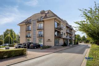 Dit uitstekend onderhouden en instapklare appartement is gelegen op de derde verdieping van de verzorgde Residentie Excelsior, in het bruisende commerciële centrum van Lanaken. Dankzij de centrale ligging bevinden winkels, supermarkten, restaurants, terrassen en boetieks zich op wandelafstand. Ook Maastricht ligt op slechts een steenworp afstand.<br /><br />Het appartement beschikt over een bewoonbare oppervlakte van 105 m², aangevuld met twee terrassen van respectievelijk 15 m² en 5 m². Daarnaast zijn er een inpandige autostandplaats en een afgesloten kelderberging inbegrepen.<br /><br />INDELING<br />Via de inkomhal, die dankzij de dubbele glazen deur naar de leefruimte bijzonder licht is, bereikt u alle vertrekken van het appartement.<br /><br />De ruime en lichtrijke woonkamer met open keuken vormt het hart van de woning. De leefruimte geeft rechtstreeks toegang tot het aangename terras en is voorzien van airconditioning. Het ruime terras beschikt bovendien over een elektrische zonneluifel, waardoor u ook op zonnige dagen comfortabel kunt genieten van de buitenruimte.<br /><br />De open keuken is stijlvol ingericht en voorzien van een zwart granieten werkblad en alle hedendaags comfort, waaronder:<br />•Amerikaanse koelkast met diepvries<br />•vaatwasser<br />•inductiekookplaat met dampkap<br />•oven<br />•microgolfoven<br />Aansluitend bevindt zich een praktische berging, voorzien van aansluitingen voor wasmachine en droogkast.<br /><br />Verder beschikt het appartement over een apart gastentoilet en een verzorgde badkamer met lavabo, wand- en spiegelkast, ligbad en afzonderlijke douche.<br /><br />De twee ruime slaapkamers van respectievelijk 18,60 m² en 15 m² zijn beide voorzien van praktische, ruime inbouwkasten.<br /><br />Het volledige appartement is afgewerkt met een onderhoudsvriendelijke zwarte granieten vloer en verkeert in een bijzonder verzorgde en uitstekende staat. Ook de gemeenschappelijke delen van de residentie worden zeer goed onderhouden.<br />In de kelderverdieping bevinden zich de inpandige autostandplaats en de afgesloten berging.<br /><br />TROEVEN<br />•Uitstekende en centrale ligging in het hart van Lanaken<br />•Vrij en aangenaam uitzicht<br />•Bewoonbare oppervlakte van 105 m²<br />•2 ruime slaapkamers met inbouwkasten<br />•2 terrassen van 15 m² en 5 m²<br />•Lichtrijke leefruimte met airconditioning<br />•Elektrische zonneluifel<br />•Volledig uitgeruste open keuken<br />•Inpandige autostandplaats<br />•Afgesloten kelderberging<br />•EPC label B – 109 kWh/m²<br />•Instapklaar en uitstekend onderhouden<br />•Rustige en verzorgde residentie<br />•Extra gratis parkeermogelijkheden in de onmiddellijke omgeving<br /><br />INTERESSANT ALS INVESTERING<br />Ook voor investeerders biedt dit appartement interessante mogelijkheden. Er is momenteel reeds een kandidaat-huurder, waardoor het pand desgewenst onmiddellijk kan worden verhuurd.<br /><br />Een combinatie van ruimte, comfort, een uitstekende ligging en een zeer verzorgde afwerking maakt dit appartement tot een bijzonder aantrekkelijke woon- of investeringsopportuniteit in het centrum van Lanaken.<br /><br />Interesse?<br />Bent u op zoek naar een kwalitatief, ruim en instapklaar appartement op een toplocatie in Lanaken? Neem dan vrijblijvend contact met ons op voor meer informatie of een bezichtiging.<br />U kunt ons bereiken via info@immonulens.be of telefonisch via 089/71.04.40.<br /><br />Wij verwelkomen u graag voor een bezoek! Tot binnenkort!