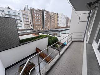 Ruim en centraal gelegen appartement met 2 slaapkamers.<br /><br />Dit ruime en goed onderhouden appartement is centraal gelegen in de Koningsstraat, op korte afstand van het stadscentrum en met een uitstekende verbinding naar het openbaar vervoer. Ook scholen, winkels en andere dagelijkse voorzieningen bevinden zich in de nabije omgeving.<br /><br />Het appartement beschikt over een bijzonder ruime inkomhal die meteen een aangenaam gevoel van ruimte creëert. Er zijn twee ruime slaapkamers, waarbij de slaapkamers aan de achterzijde toegang bieden tot een terras, ideaal om in alle rust van de buitenlucht te genieten.<br /><br />De aparte keuken is steeds zeer goed onderhouden en biedt dankzij de vele kasten een uitstekende hoeveelheid opbergruimte. Vanuit de keuken is er bovendien toegang tot een balkon.<br /><br />Verder beschikt het appartement over een apart toilet en een verzorgde badkamer.<br /><br />De residentie is een kleinschalig en goed onderhouden gebouw met lift, wat zorgt voor extra comfort en toegankelijkheid.<br /><br />Dankzij de centrale ligging, de ruime indeling, de aangename buitenruimtes en het gunstige EPC is dit appartement een bijzonder interessante woongelegenheid.<br /><br />Onmiddellijk beschikbaar.<br /><br />Huurprijs bedraagt 800€ + 50€algemene kosten. <br /><br />