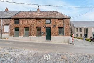 Ben je op zoek naar een instapklare woning op een rustige ligging? Dit is wat je zoekt.<br /><br />In een rustige straat op de flanken van de hoogste heuvel van Oost Vlaanderen bevindt zich deze woning. Hoewel de rustige ligging zijn vrijwel alle faciliteiten stapvoets te bereiken. Gezien de reeds uitgevoerde werken en het gunstige EPC dienen hier geen bijkomende werken uitgevoerd te worden. In de gezellige tuin is het leuk vertoeven.<br /><br />Indeling:<br />-GLV: Via de ruime inkomhal heb je toegang tot de volledig uitgeruste keuken, de leefruimte en de badkamer. Via het overdekte terras kan je het bijgebouw betreden dat momenteel gebruikt wordt als handige berging.<br />-1steV: De nachthal geeft toegang tot twee slaapkamers waarvan één zeer ruim is. Er is tevens nog een zolderkamer waar makkelijk een derde kamer gecreëerd kan worden.<br /><br />Wil je op deze uitzonderlijk mooie ligging thuis komen? Plan snel uw bezoek en kom deze woning zelf ontdekken.
