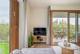 Dans un emplacement calme et verdoyant à Wilrijk se trouve ce magnifique appartement d'angle, économe en énergie, avec une surface habitable d'environ 83 m². Situé au 2ème étage d'un immeuble bien entretenu avec ascenseur, vous pourrez profiter ici du calme, de la lumière et d'une vue exceptionnelle sur la zone naturelle environnante.<br /><br />Le hall d'entrée spacieux donne accès à des toilettes invités séparées et à une salle de bains avec douche. Le salon lumineux forme le cœur absolu de l'appartement et, grâce à son emplacement d'angle, est entouré de grandes baies vitrées, offrant une abondance de lumière naturelle et une vue magnifique sur le vert. On trouve ensuite la cuisine ouverte entièrement équipée, équipée d'appareils de qualité et économes en énergie.<br /><br />Depuis le salon, vous avez accès à une agréable terrasse où vous pourrez profiter du calme du soleil du matin (orientation est). De plus, l'appartement dispose de 2 chambres à coucher.<br /><br />Investissement intéressant :<br />L'appartement est actuellement loué à 1 225 €/mois, complété par une provision de 200 € pour les frais communs, le chauffage et l'eau chaude.<br /><br />Atouts supplémentaires :<br />- PEB A11 - presque neutre en énergie<br />- Emplacement unique près d'une zone naturelle protégée<br />- Appartement d'angle très lumineux<br />- Éclairage et rideaux fournis par Rovassist<br />- Local à vélos avec points de recharge<br />- Accès facile à Anvers, à l'A12 et à l'E19<br />- Place de parking disponible à l'achat pour 28 000 €.<br /><br />Situé à distance de marche du centre commercial et avec tous les axes routiers à portée de main, cet appartement combine calme, accessibilité et rendement de manière unique.