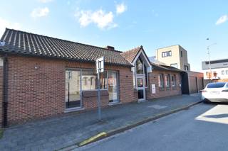 De kantoorruimte is gelegen in het centrum van Rollegem met voldoende gratis parkeermogelijkheden.De kantoorruimte beschikt over een oppervlakte van...