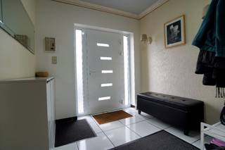 Wat een grote woning ! Gebouwd in 1989, grondig verbouwd in 2017 met o.m. een mooie nieuwe keuken en ingebruikname van 3 slpk en 2e badk op...