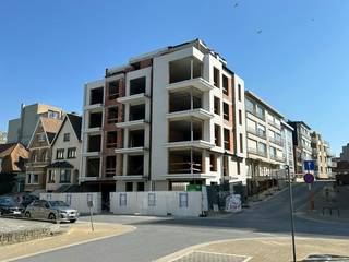 Découvrez la Residentie Duynhuys à Koksijde, une occasion unique de profiter d'un emplacement privilégié près de la plage et à quelques pas du centre-ville animé. <br /><br />Cette résidence exclusive se compose de 10 appartements modernes, chaque appartement bénéficiant d'une vue sur la mer grâce à son emplacement idéal à l'angle de la rue Gaston Lejeune et de la Joststraat.<br /><br />Le parking à vélos commun et le stationnement via un ascenseur rendent le projet non seulement pratique, mais aussi extrêmement confortable. <br /><br />Profitez de la combinaison parfaite entre la paix, la nature et le dynamisme de la côte, le tout à portée de main. Residentie Duynhuys vous offre le meilleur de ce que Koksijde a à offrir.