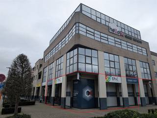 <p><span>Bureaux loués dans un emplacement central</span></p><p><span> </span></p><p><span>* Aménagement : hall d'entrée, bureau paysager ouvert avec de grandes baies vitrées, 3 salles de réception, cuisine, 2 toilettes, local technique</span></p><p><span> </span></p><p><span>- situé à côté de la R13 (Parklaan) avec une bonne accessibilité</span></p><p><span>- grand parking public à côté du bureau</span></p><p><span>- Chauffage central au gaz</span></p><p><span>- climatisation</span></p><p><span> </span></p><p><span> € Cet espace de bureau est loué à un locataire de qualité avec un bail à long terme à 40.700 / an (rendement brut 6.8%) </span></p><p><span> </span></p>