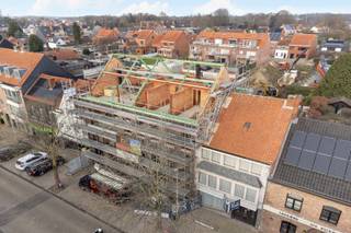 Deze ruime nieuwbouwwoning is gelegen op een rustige locatie in het centrum Beerse. Op het gelijkvloers voorziet de woning in een een inkomhal met gastentoilet en vestiaire, een ruime en lichte leefruimte met openkeuken en directe toegang tot de zuidgerichte tuin, een berging/wasplaats een handige aparte fietsenstalling en een carport. Op de verdieping zijn er drie slaapkamers en een ruime badkamer voorzien. De grote zolderruimte die bereikbaar is met een vaste trap kan naar wens worden afgewerkt en ingericht. Zo is er de mogelijkheid tot het voorzien van extra slaapkamers.