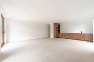 Dit recente 2-slaapkamerappartement is gelegen op de eerste verdieping en biedt een aangename, lichtrijke leefruimte met open,...
