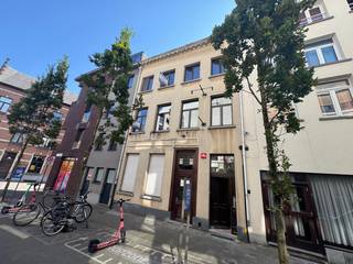 Volledig gerenoveerde studentenwoning met 4 slaapkamers in hartje Antwerpen<br />Op een uitstekende locatie in de Grote Kauwenberg, midden in de bruisende Antwerpse studentenbuurt, bevindt zich deze volledig te renoveren studentenwoning met vier slaapkamers, twee badkamers en een ruime gemeenschappelijke leefruimte.<br />De woning wordt momenteel grondig verbouwd en zal uiterlijk op 1 oktober 2026 volledig instapklaar zijn. Dankzij de praktische indeling is dit pand ideaal voor vier studenten die comfortabel willen samenwonen, met voldoende privacy en aangename gemeenschappelijke ruimtes.<br />Indeling:<br />Eerste verdieping: twee slaapkamers van elk circa 11 m² en één badkamer<br />Tweede verdieping: twee slaapkamers van elk circa 11 m² en één badkamer<br />Derde verdieping: lichtrijke leefruimte van circa 30 m² met open, volledig ingerichte keuken<br />Troeven:<br />Volledig gerenoveerde studentenwoning<br />Vier ruime en gelijkwaardige slaapkamers<br />Twee badkamers<br />Ruime gemeenschappelijke leefruimte<br />Open ingerichte keuken<br />Centrale ligging in de Antwerpse studentenbuurt<br />Op wandelafstand van universiteiten, hogescholen, winkels en openbaar vervoer<br />Beschikbaar vanaf uiterlijk 1 oktober 2026<br />Een ideale studentenwoning voor vier vrienden die samen willen wonen op een centrale locatie in Antwerpen.