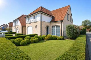 Verzorgde woning gelegen in een rustige verkaveling in het centrum van Moerkerke. Rustig wonen tussen Brugge en Knokke met alle voorzieningen in...