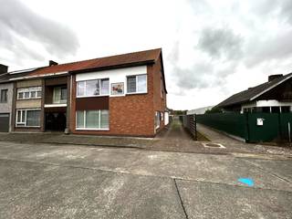 This well-maintained investment property in the heart of Deinze offers a unique combination of home comfort and profitability. The entity consists...