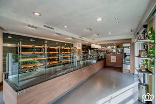 <p><span>Local commercial avec surface habitable (grand appartement en duplex), beau jardin et parking privé, sur un terrain d'angle d'environ 950 m², dans un endroit privilégié à Essen-Heikant :</span></p><p><span>La propriété convient parfaitement à diverses utilisations :  Bureau, espace de pratique, magasin, atelier,… en combinaison avec des pièces d'habitation et un jardin agréable sur un emplacement de premier ordre à Essen-Heikant !</span></p><p><span> </span></p><p><span>Une occasion unique de combiner travail et vie privée dans un endroit verdoyant, proche de toutes les commodités et très bien desservi !</span></p><p><span> </span></p><p><span>DESCRIPTION</span></p><p><span>Rez-de-chaussée</span></p><p><span>Espace commercial avec une grande boulangerie (avec stockage supplémentaire, toilettes, douche et salle à manger séparée). L'espace commercial est actuellement aménagé en boulangerie.</span></p><p><span>(La surface totale du rez-de-chaussée est d'environ 245 m²)</span></p><p><span> </span></p><p><span>Premier</span><span>étage</span><span> </span><span></span></p><p><span>Entrée séparée dans un grand appartement en duplex. Un escalier en bois mène au premier étage. Voici la salle de séjour avec coin TV séparé. Cuisine séparée avec coin repas. Cet étage comprend également une grande chambre à coucher, une buanderie avec douche supplémentaire, des armoires encastrées (avec porte donnant sur la terrasse), une autre pièce de rangement supplémentaire et une chaufferie. Une deuxième chambre et des toilettes séparées se trouvent dans le couloir. La grande terrasse ensoleillée avec un jardin paysager sur le toit est accessible depuis l'espace de vie et le débarras. Un escalier extérieur à la terrasse permet d'accéder au jardin en contrebas.</span></p><p><span>Au deuxième étage, il y a un autre  3  chambres spacieuses, une salle de bains avec baignoire, lavabo et toilettes. En outre, une salle de douche supplémentaire.</span></p><p><span> </span></p><p><span>Grenier</span></p><p><span>Grand grenier de rangement (accessible par une échelle)</span></p><p><span> </span></p><p><span>Sous-sol</span></p><p><span>La maison dispose d'une grande partie du sous-sol. Beaucoup d'espace de rangement ! </span></p><p><span> </span></p><p><span>Jardin</span></p><p><span>Jardin ensoleillé entièrement clôturé (100% d'intimité grâce à la haute haie de lierre) avec une terrasse paysagée agréable. Le jardin est entièrement verrouillé par un portail en bois. L'abri pour voiture (avec un espace de rangement fermé supplémentaire) offre suffisamment d'espace pour une voiture. Un escalier en pierre naturelle permet d'accéder à la très spacieuse terrasse ensoleillée du premier étage. </span></p><p><span> </span></p>