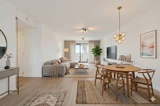 Modern nieuwbouwappartement te koop in Roeselare met gunstige oriëntatie.<br />6 % is mogelijk bij aankoop van een nieuwbouwwoning onder bepaalde voorwaarden (voor particulieren of investeerders).<br />Investeerders indien met een BV, 15 jaar verhuring. <br /><br />Ontdek dit prachtig nieuwbouwappartement, gelegen in het hart van Roeselare. Met een bewoonbare oppervlakte van 118,50 m² en zonnige terrassen van 22,10 m² met unieke verzichten, biedt deze woonunit alles wat u nodig heeft voor comfortabel en stijlvol wonen.<br /><br />Het appartement beschikt over twee volwaardige slaapkamers en is afgewerkt met oog voor detail en kwaliteit. Dankzij de grote raampartijen geniet u van een overvloed aan natuurlijk licht en een ruimtelijk gevoel in elke leefruimte.<br /><br />Troeven van dit appartement:<br />- Grote raampartijen die zorgen voor veel lichtinval<br />- Ruim zitterras van 22,10 m²<br />- Twee comfortabele slaapkamers<br />- Ondergrondse parkeerplaats beschikbaar<br />- Meerdere fietsenstallingen beschikbaar<br />- Gelegen in een rustig binnengebied<br />- Hoogwaardige en duurzame afwerking<br />- Unieke ligging nabij het centrum<br /><br />Vanaf juli 2025 is er 6% BTW mogelijk bij aankoop van een nieuwbouwwoning onder bepaalde voorwaarden.<br /><br />Bel ons vrijblijvend op voor een bezoek en info. Wij begeleiden u graag met de glimlach op zoek naar uw droomwoning &amp; commercieel pand. T. 051 62 40 40