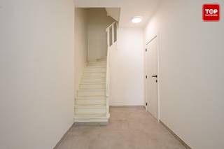 Volledig gerenoveerd gelijkvloers appartement met 1 slaapkamer en tuin, gunstig gelegen nabij winkels, openbaar vervoer en scholen. <br /><br />Dit appartement werd volledig vernieuwd met kwalitatieve materialen en een hedendaagse afwerking, waardoor het onmiddellijk instapklaar is.<br /><br />Alle technieken, leidingen, elektriciteit, vloeren, keuken en sanitaire voorzieningen werden volledig vernieuwd. <br /><br />De lichtrijke leefruimte sluit naadloos aan op de moderne open keuken en creëert een aangename en eigentijdse woonomgeving. <br /><br />De ruime slaapkamer beschikt over een geïntegreerde badkamer, wat zorgt voor een praktische indeling en optimaal wooncomfort.<br /><br />Aansluitend beschikt het appartement over een aangename tuin waar u kunt genieten van rust en buitenruimte.<br /><br />Dankzij de doorgedreven renovatie en de aanwezigheid van een warmtepomp behaalt het appartement een gunstig EPC B-label, wat garant staat voor energiezuinig en toekomstgericht wonen.<br /><br />De verkoop gebeurt onder registratierechten en niet onder het btw-stelsel.<br /><br />Mogelijkheid tot aankoop van een garage.<br /><br />Bel top Vastgoed voor een bezoek op 0475 700 700
