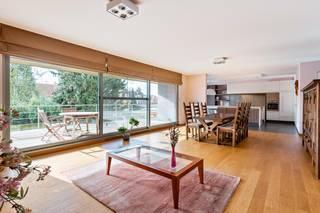 In het hart van Wommelgem kan u dit uitzonderlijk ruime appartement met riant terras (45 m²), 3 ruime slaapkamers en 2 autostaanplaatsen...