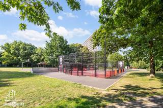 <span><p><span>INDELING:</span></p><p><span>- Inkomhal met grote vestiairekasten, voorzien van parketvloeren</span></p><p><span>- Mooie living met schuifraam naar terras, voorzien van parketvloeren</span></p><p><span>- Recente keuken met kasten en toestellen (dampkap, oven, kookplaat, ijskast, afwasmachine)</span></p><p><span>- Ingerichte badkamer met ligbad met douchescherm en lavabo in wandmeubel</span></p><p><span>- 2 slaapkamers (5 x 3,30) + (4 x 2,30)</span></p><p><span>- Afz. wc</span></p><p><span>- Kelder</span></p><p><span>- Zonnig terras (12,35 x 1,50)</span></p><p><span> </span></p><p><span>Enkele voordelen:</span></p><p><span>- Heel energiezuinig</span></p><p><span>- Reeds vernieuwde parlofonie</span></p><p><span>- Ruime liften (12 en 8 personen)</span></p></span>