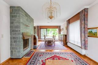 Op een <strong>centrale ligging</strong> in Belsele treffen we deze ruime open bebouwing met een groot magazijn, tal van mogelijkheden en een perceeloppervlakte van maar liefst<strong> ca. 1.673 m²</strong>.<br /><br />Via de inkomhal betreedt u de lichtrijke leefruimte, die aansluit op de keuken. Op het gelijkvloers bevindt zich bovendien een bureauruimte die perfect kan dienen als thuiskantoor, hobbykamer of extra slaapkamer. Verder is er een badkamer aanwezig, wat<strong> gelijkvloers wonen</strong> mogelijk maakt.<br /><br />De ruime veranda vormt een aangename verbinding tussen de woning en de tuin, terwijl het aansluitende terras en de <strong>ruime tuin </strong>met vijver, groenaanleg en tuinhuis u de ideale plek bieden om in alle rust en privacy te genieten van het buitenleven.<br /><br />Op de eerste verdieping bevinden zich <strong>drie volwaardige slaapkamers</strong> en een <strong>tweede badkamer</strong>, uitgerust met een ligbad, toilet en lavabo-meubel.<br /><br />Een absolute troef van deze eigendom is het <strong>magazijn</strong> van ca. 65 m² met sectionale poort. Deze ruimte leent zich uitstekend voor opslag, een zelfstandige activiteit, een atelier of het uitoefenen van een hobby.<br /><br />Hoewel de woning op bepaalde punten kan worden gemoderniseerd, vormt ze een uitstekende basis om verder naar eigen smaak af te werken. Dankzij het EPC-label C is er bovendien geen renovatieverplichting, wat een belangrijke troef vormt voor toekomstige eigenaars.<br /><br /><strong>Troeven</strong>
<ul>
<li>EPC-label C – geen renovatieverplichting</li>
<li>Open bebouwing op ca. 1.673 m²</li>
<li>Magazijn van ca. 65 m² met sectionale poort</li>
<li>Mogelijkheid tot gelijkvloers wonen</li>
<li>Drie volwaardige slaapkamers</li>
<li>Twee badkamers</li>
<li>Centrale ligging nabij winkels, scholen en openbaar vervoer</li>
</ul>
Heb je interesse in deze woning? Neem contact op met Emily voor meer informatie of een bezoek via 0468 30 00 32 of mail naar emily@claves.be
