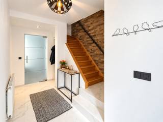 Ontdek deze volledig gerenoveerde, halfopen bebouwing met tuin, rustig en residentieel gelegen in een kindvriendelijke woonwijk te Ninove. Deze vernieuwde woning beschikt over een mooie inkomhal met vestiaire en apart gastentoilet, een grote, lichtrijke leefruimte met een open, moderne keuken. Deze keuken is volledig ingericht met toestellen en beschikt over een kookeiland. De leefruimte heeft zicht op de tuin en geeft ook toegang naar de tuin en het aangelegd terras. Naast de keuken bevindt zich een praktische berging/wasplaats. Verder heeft de woning op de 1ste en 2de verdieping 3 ruime slaapkamers, een dressing en een ingerichte badkamer met douche en toilet. De kelder biedt extra bergruimte. Ook buiten is het aangenaam vertoeven in de gezellige, volledig aangelegde tuin met zonneterras en een tuinhuis met overkapping. Door de recente vernieuwingen (2021) is de woning volledig instapklaar: centrale verwarming op aardgas, hoogrendementsbeglazing, EPC-label B en een volledig conforme elektrische installatie biedt deze woning alle comfort voor wie zorgeloos wil verhuizen. Op wandel-en fietsafstand van het stadscentrum van Ninove, openbaar vervoer, winkels, scholen en dienstencentra. Zeer goede verbindingen richting Brussel-Gent-Aalst. Interesse? Vraag nu meer informatie of plan uw bezoek via 054/69.68.67.