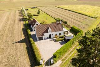 Propriété de 5.500 m² sise au calme, à proximité du centre de Knokke, bénéficiant d'une vue lointaine sur les champs. Composition : hall d'entrée...