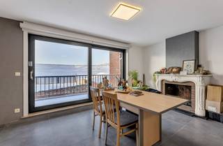 <p>Voor meer info of een bezoek, bel 053 59 49 32 - Op een centrale ligging in Aalst, Moorsel Dorp 20, bevindt zich dit <strong>volledig gerenoveerde en instapklare appartement op de eerste verdieping</strong>. Bij het binnentreden van het appartement hebben we een ruime inkomhal, die toegang geeft tot de<strong> lichtrijke leefruimte</strong>. Vanuit deze leefruimte kunnen we <strong>een aangenaam terras betreden achteraan het gebouw,</strong> wat extra rust meebrengt. <strong>De keuken is volledig vernieuwd </strong>en geeft toegang tot een ruime berging. Verder zijn er <strong>twee grote slaapkamers</strong>, wat het appartement geschikt maakt voor een koppel, klein gezin of als investering. <strong>De nieuwe badkamer met inloopdouche</strong> zorgt voor extra comfort en werd modern afgewerkt. Daarnaast beschikt het appartement over een apart toilet. Het dak van het appartementsgebouw werd eind 2025 volledig vernieuwd. <strong>Achteraan het gebouw zijn staanplaatsen voorzien, die optioneel kunnen aangekocht worden voor 5000 euro. </strong>Tevens is er gemeenschappelijke kelder die kan gebruikt worden door alle eigenaren. Het appartement is momenteel verhuurd. Voor eigen bewoning moet er rekening gehouden worden met de wettelijke opzegtermijnen (meer info hierover bij de verantwoordelijke makelaar). <strong>EPC-label C (geen renovatieverplichting)</strong> - <strong>Asbestveilig</strong> - Instapklaar te Moorsel (Aalst)</p>