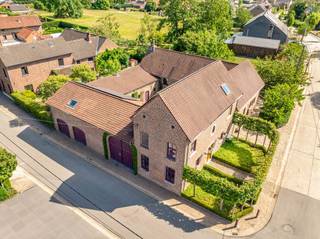 De hoeve werd tussen 2002 en 2006 volledig gerenoveerd, enkel de buitenmuren zijn blijven staan. Landelijk gelegen te midden van velden en weiden in Vliermaal, ideaal om te wandelen en fietsen. Met een authentiek poortgebouw en prachtige aangelegde binnenkoer en grote tuin met fruitbomen. Indeling:Royale inkomhal met prachtige trap als blikvanger, bureelruimte, leefkeuken, wasplaats, prachtige doorzon leefruimte met grote schuiframen, winterliving met open haard, 4 slaapkamers, extra bergkamer, berging, dressing, badkamer (stoomdouche, bubbelbad, lavabo), garages in het poortgebouw, schuren, grote polyvalente zolderruimte, CV-ruimte, … De hoeve leent zich er ook toe om nevenactiviteiten in te richten: kantoor, praktijk, verhuur van logies, … Extra troeven:- authentieke elementen: oude kerkvloeren, eiken trappen, prachtige binnenkoer en mooie tuin, - veel privacy- garage voor meerdere wagens + extra parkeerplaatsen- energiezuinig: zonnepanelen en zonneboiler- extraatjes zoals alarm, centraal stofzuigersysteem, airco, parketvloeren, koelcel, waskoker,...BEKNOPTJaar einde opbouw: 1919-1930Grondoppervlakte: 13a11caWoonoppervlakte: hoofdgebouw 341m², extra ruimtes 217m²KI: 1044EPC-score: 199 kWh/m² (B label)Verwarming: CV ketel op hout en op gasVraagprijs: 875.000 €Benieuwd? Bel of mail voor een afspraak: 011 30 50 50 of linda.jacobs@dewaele.comRelevante documenten zijn eveneens beschikbaar op onze website www.dewaele.com