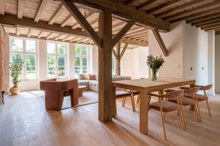 Charmant en uniek pand in hartje Mechelen met 3 slaapkamers, 2 badkamers en een heerlijk (of gezellig) zonneterras. 

Stap binnen in deze karaktervolle woning, gelegen in het kloppend hart van de stad, pal aan de indrukwekkende Sint-Romboutskathedraal. Dit uitzonderlijke pand combineert authentiek karakter met hedendaags modern comfort – (een zeldzame parel op de vastgoedmarkt.) 
Bij het binnenkomen voel je meteen de ziel van het gebouw: originele muren en rustieke houten balken brengen het verleden tot leven, terwijl het de parketvloeren zijn die zorgen voor warmte en elegantie. Op de eerste verdieping een lichtrijke en ruime woonkamer. Vervolgens stap je zo  de stijlvolle moderne keuken met berging in – de plek voor gezellige avonden en culinaire ontdekkingen. 
Vanuit de keuken loop je via de trap naar de tweede verdieping. Ga op ontdekking in één van de drie charmante slaapkamers. Masterbedroom met een heuse dressing en ensuite badkamer. De twee overige slaapkamers delen een elegant, met mortex afgewerkte badkamer die hen met elkaar verbindt. 
Nog één verdiep hoger en je arriveert op het zonneterras, een verbogen parel met zicht op de kathedraal en kerk. Pure ontspanning, perfect om je dag te beginnen met een kop koffie of stijlvol af te sluiten met een glaasje wijn. 
