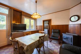 Droomt u van wonen in alle rust, omringd door groen en op een uitzonderlijk perceel? Dan is deze charmante open bebouwing in de gegeerde Casemierstraat in Nederokkerzeel een unieke kans.
Gelegen op een prachtig perceel van meer dan 22 are geniet deze woning van een fantastische, groene tuin waar rust, privacy en ruimte centraal staan. Dankzij de rustige ligging woont u hier in een aangename omgeving, terwijl winkels, scholen en belangrijke verbindingswegen zich op korte afstand bevinden.
De woning is te renoveren, maar beschikt over een solide basis en biedt tal van mogelijkheden om er uw droomwoning van te maken. In de woning vindt u een gezellige leefruimte, een keuken, een badkamer en twee slaapkamers. Bovendien beschikt de woning over een praktische kelder, ideaal als extra bergruimte of voorraadkelder. De ruime zolder biedt interessante uitbreidingsmogelijkheden, waardoor u de woning perfect kunt afstemmen op uw woonwensen.
De absolute blikvanger is zonder twijfel het uitzonderlijke perceel. Of u nu droomt van een uitgestrekte tuin, een zwembad, een speelparadijs voor de kinderen of gewoon een groene oase om in alle privacy te genieten: hier zijn de mogelijkheden eindeloos.
Bent u op zoek naar een renovatieproject op een toplocatie met een uniek perceel en enorm veel potentieel? Dan is dit een kans die u niet mag missen. Contacteer ons vandaag nog voor meer informatie of plan meteen uw bezoek.