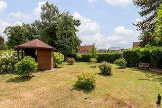 Deze charmante halfopen woning in Sint Jozef Olen biedt 3 ruime slaapkamers, omheinde tuin en een aangename veranda/tuinkamer. Extra bergruimte...
