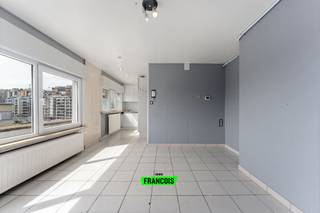 Welkom in de Astridlaan, een rustige, residentiële wijk vlakbij Blankenberge. Dit op te frissen appartement ligt op een boogscheut van het centrum, op slechts twee minuten wandelen van het strand, het openbaar vervoer en tal van gezellige winkels en eetgelegenheden.<br /><br />Het appartement bevindt zich op de vierde verdieping en biedt een aangename, ruime en instapklare woonruimte. Bij binnenkomst komt u in de inkomhal dat voorzien is van een gastentoilet en de doorgang naar een lichtrijke leefruimte die naadloos overgaat in moderne keuken. Via de leefruimte komen we in de slaapkamer die ook toegang geeft tot de badkamer is voorzien van een enkele wastafel en douchecabine. In de slaapkamer vindt u ook de aansluiting voor een wasmachine. Fietsen kunnen worden gestald in de gemeenschappelijke berging en extra bergruimte treffen we in de private berging in de kelderverdieping. <br /><br />Dit appartement is voorzien van dubbele beglazing, centrale verwarming op aardgas en een conforme elektrische keuring. Wacht niet langer en maak snel een afspraak voor een bezichtiging!<br /><br />