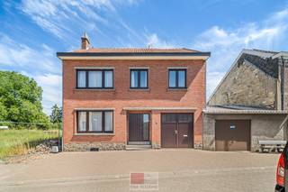 Leuke te renoveren woning met een bewoonbare oppervlakte van ca. 172 m², gelegen op een perceel van 485 m². De woning beschikt momenteel over drie slaapkamers, maar biedt de mogelijkheid om uit te breiden naar maar liefst vijf slaapkamers, waardoor ze heel wat potentieel biedt voor grotere gezinnen of wie extra ruimte wenst. De aangename achtertuin geniet van een gunstige zuidoostoriëntatie, ideaal om de hele dag van de zon te genieten. Verder beschikt de woning over twee inpandige garages, waarvan één uitzonderlijk ruim is en plaats biedt aan twee tot drie wagens. Aan de achterzijde werd de woning reeds voorzien van onderhoudsvriendelijke kunststof (PVC) ramen.<br /><br />De woning is gelegen in een rustige en groene omgeving waar u dagelijks geniet van de charme van het Haspengouwse landschap. Uitgestrekte velden, landelijke wegen en talrijke wandel- en fietsroutes maken dit de ideale locatie voor liefhebbers van natuur en rust. Tegelijkertijd bevinden winkels, scholen, horeca en andere dagelijkse voorzieningen zich op korte afstand. Dankzij de vlotte verbindingen bereikt u in een mum van tijd Tongeren, Bilzen en Maastricht. Hier woont u in alle sereniteit, zonder in te boeten op comfort en bereikbaarheid.<br /><br />Bezichtig deze woning ook digitaal en 'loop' zelf door de woning. Kijk daarvoor op onze website of via: my.matterport.com/show/?m=XfQqEynirz6<br /><br />INDELING<br /><br />Gelijkvloers:<br /><br />- Inkom met toegang tot het 1ste verdiep via houten trap;<br />- Ruime eetkamer die naadloos aansluit op de leefruimte en geniet van een aangenaam zicht op zowel de voor- als de achtertuin;<br />- Keuken voorzien van 4-pit inductievuur (Siemens), RVS spoelbak, Novy oven en een koelkast (kleiner formaat);<br />- De veranda met uitzicht op de tuin zorgt voor optimaal gebruik van het zicht op de tuin in de minder zonnige dagen ;<br />- Berging met afgietbak en CV ketel (Buderus op stookolie) en trap naar (slaap)kamer 5;<br />- Garage 1 met bergruimte voor 1 wagen;<br />- Garage 2 nog gedeeltelijk af te werken, plaats voor meerdere wagens.<br /><br />1e verdieping: <br /><br />- Badkamer met ligbad aan de voorzijde van de woning met wastafel en spiegel;<br />- Slaapkamer 1 met een onderhoudsvriendelijke linoleumvloer;<br />- Slaapkamer 2 en 3 aan de achterzijde;<br />- Slaapkamer 4 en 5 dienen nog afgewerkt te worden om volwaardig gebruikt te kunnen worden als slaapkamer of een hobbykamer.<br /><br />Kelder:<br /><br />- Gedeeltelijk betegeld kelder met stookolietank.<br /> <br />Tuin:<br /><br />- Gunstig Zuidoost georienteerde achtertuin;<br />- Kersenboom met lekkere kersen inbegrepen;<br />- Momenteel wordt de achtertuin gebruikt als pompoenveld, dit kan eenvoudig herbestemd worden naar gazon of mogelijks een andere leuke hobby. <br /><br />Extra troeven:<br /><br />- Hoge plafonds geven een zeer ruimtelijk gevoel;<br />- De gunstig georiënteerde en diepe tuin draagt bij aan een aangename en comfortabele buitenbeleving.<br /><br />Energieprestatie en binnenklimaat (EPB-EPC)<br />Certificaat beschikbaar: ja<br />EPC certificaatnummer: 20260702-0003909125-RES-1<br />Berekende energiescore : (kWh/m²): 510 kWh/m² jaar - F LABEL (renovatieplichtig)<br />Het certificaat is geldig tot en met: 02/07/2036<br />Electrische installatie: ja - NIET CONFORM<br /><br />Dit pand is onderworpen aan de renovatieverplichting van de Vlaamse overheid voor residentiële gebouwen (behoudens bij sloop binnen 6 jaar na de aankoop). Consulteer voor meer informatie de website van het Vlaams Energie- en Klimaatagentschap via https://www.vlaanderen.be/een-huis-of-appartement-kopen/renovatieverplichting-voor-residentiele-gebouwen<br /><br />Informatie stedenbouwkundige voorschriften:<br />Stedenbouwkundige vergunning: in aanvraag<br />Meest recente bestemming: zone voor renovatie (ZR)<br />Dagvaarding uitgebracht: in aanvraag<br />VOORKOOPRECHT OP DIT GOED: neen <br />VERKAVELINGSVERGUNNING: niet van toepassing<br />WATERGEVOELIG OPENRUIMTEGEBIED: neen<br />Maatregelenregister: in aanvraag <br /><br />Overstromingsgevoelige gebieden: <br />Perceelscore of P-score : A<br />Gebouwenscore of G-score: A<br />Ligging in Signaalgebied: neen <br />Ligging in afgebakende oeverzone of afgebakend overstromingsgebied: neen <br /><br />A:geen overstroming gemodelleerd B: kleine kans op overstromingen onder klimaatverandering C: kleine kans op overstromingen D: middelgrote kans op overstromingen<br /><br />Beschermd erfgoed<br />GEINVENTARISEERD ERFGOED: neen<br />BESCHERMD ONROEREND ERFGOED: neen
