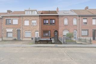 Ben je op zoek naar een recent gerenoveerde woning met tuin en garage in Harelbeke? Dan is deze woning met recente uitbouw en tal van troeven zeker een bezoek waard!<br /><br />De woning werd in 2020 volledig gerenoveerd en biedt vandaag een aangename combinatie van comfort en ruimte.<br /><br />TROEVEN: <br />- EPC-label A<br />- Elektrische installatie conform het AREI<br />- Asbestveilig<br /><br />INDELING: <br />Op het gelijkvloers vind je een ruime inkomhal met gastentoilet, een open en lichtrijke leefruimte via de recente uitbouw met volledig geïntegreerde moderne keuken met eiland, waar je dankzij het ruime zicht op de tuin optimaal geniet van het binnen- en buitenleven.<br /><br />De eerste verdieping omvat twee slaapkamers en een vernieuwde badkamer. Via de vaste trap bereik je de zolderverdieping, die momenteel ingericht is als masterbedroom.<br /><br />EXTRA:<br />Geniet van de zonovergoten tuin met meerdere aangelegde terrassen, gelegen in een rustige buurt. Extra troef is de recente, ruime garage achteraan met praktische uitweg.<br /><br />Contacteer Siebe voor meer informatie of plan snel jouw bezoekmoment in!