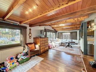 De indeling is als volgt:- Open leefruimte met veel lichtinval, volwaardig ingerichte leefkeuken.- Multifunctionele ruimte achter de keuken,...