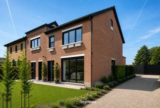 Op een uitstekende locatie te Keerbergen bevindt zich deze ruime, recent gerenoveerde woning met 5 slaapkamers en magazijn van 75m² op een perceel van 1147 m². U geniet hier van een goede ligging in een aangename omgeving, toch in de nabijheid van het centrum met winkels, scholen en het openbaar vervoer. <br /><br />We betreden de woning via de inkomhal met vestiaire mogelijkheden. De ruime leefruimte geniet van veel lichtinval door de vele raampartijen. U kunt deze inrichten met een gezellige zithoek en een aparte eetplaats. De geheel vernieuwde keuken is mooi geïntegreerd in het geheel en voorzien van kwalitatieve toestellen. Daarnaast biedt deze toegang tot de tuin met terras waarin u kunt steeds in alle rust en privacy kan genieten van het mooie weer. Op het gelijkvloers beschikt u verder nog over een tweede woonkamer die uitkijkt op de tuin en een aparte badkamer met inloopdouche, lavabo en toilet. De nachthal op de eerste verdieping geeft ons toegang tot 4 ruime slaapkamers, een aparte wasplaats en een badkamer de welke nog afgewerkt dient te worden. De woning is daarnaast ook voorzien van een ruime zolder die bereikbaar is via een vaste trap en ingericht kan worden als extra slaapkamer of bergzolder. Zowel vooraan de woning alsook achteraan zijn er voldoende parkeermogelijkheden voorzien. Tot slot beschikt de woning ook over een conforme elektrische keuring en een gunstig EPC (218)!<br /><br />Vooraan de woning bevindt zich een bureau met toilet dat van buitenaf toegankelijk is. Daarnaast beschikt de woning ook over een praktisch magazijn van 75m² dat naar eigen wens verder ingericht kan worden en heel wat mogelijkheden biedt voor zelfstandigen.<br /><br />Dit is een uitstekende opportuniteit als u op zoek bent naar een ruime, recent gerenoveerde woning met 5 slaapkamers en magazijn in een aangename omgeving te Keerbergen. Contacteer ons voor meer informatie op 0479/47.09.61 of neem een kijkje op www.boonstravastgoed.be . <br /><br />Bijzonderheden:<br />- 5 slaapkamers<br />- Uitstekende ligging<br />- Recent gerenoveerd