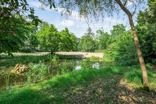 Op een absolute toplocatie in Schilde wordt deze uitzonderlijke bouwgrond aangeboden in een nieuwe verkaveling aan de Boerendreef. Het perceel beschikt over een oppervlakte van meer dan 5.000 m² en biedt de ideale basis voor de realisatie van een exclusieve villa in een groene en residentiële omgeving.<br /><br />Met een straatbreedte van maar liefst 40 meter en een toegelaten bebouwbare oppervlakte van 400 m² geniet u van alle ruimte om een stijlvolle woning op maat te creëren. De percelen zijn bovendien perfect georiënteerd op het zuidwesten, waardoor u optimaal geniet van zonlicht en prachtige avondzon in de tuin.<br /><br />Achteraan zorgen de volwassen bomen en het bestaande groen voor een unieke parkachtige sfeer, maximale privacy en een uitzonderlijk woongevoel.<br /><br />Oppervlakte: 5.002,01 m²<br />Straatbreedte: ca. 40 meter<br />Bebouwbare oppervlakte: 400 m²<br />Zuidwestoriëntatie<br /><br />Waarom kiezen voor Boerendreef?<br /><br />✔ Exclusieve villawijk in Schilde<br />✔ Ruime percelen van meer dan 5.000 m²<br />✔ Zuidwestgerichte oriëntatie<br />✔ Volwassen groenbestand en optimale privacy<br />✔ Bouwmogelijkheden voor een prestigieuze villa<br />✔ Rustige ligging met vlotte verbinding naar Antwerpen, Brasschaat en de omliggende gemeenten<br /><br />Een buitenkans voor wie droomt van exclusief wonen te midden van groen en rust.<br /><br />Voor meer informatie en/of een afspraak, neem contact met Roby op 0477 78 10 10 of roby@reds.be