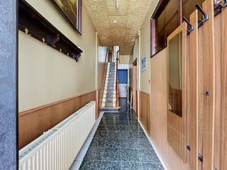 Bent u op zoek naar een charmant project om volledig naar eigen hand te zetten? Dit huis met veel potentieel is gelegen op een uitstekende locatie in Deurne. Dankzij de ligging vlak bij het bekende Rivierenhof, de groene long van Antwerpen, geniet u van rust en natuur binnen handbereik, gecombineerd met een vlotte bereikbaarheid.<br /><br />De indeling van het huis ziet er als volgt uit:<br />- Gelijkvloers: zeer ruime leefruimte met open keuken, gezellig klein koertje en een apart toilet.<br />- 1ste verdieping: bijzonder ruime badkamer, een royale masterbedroom en een tweede volwaardige, ruime slaapkamer.<br />- 2e verdieping: nog eens twee extra, volwaardige slaapkamers.<br /><br />De grootste troef is de ligging in Deurne. Op wandelafstand van scholen, winkels en openbaar vervoer en vlakbij grote invalswegen. <br /><br />Ben jij geïnteresseerd in dit vastgoed te koop in Deurne? Aarzel dan niet om ons te contacteren. Het Dewaele vastgoedkantoor van Deurne aan de Turnhoutsebaan staat graag tot uw dienst. Had u graag een gratis schatting van uw eigendom? bel ons voor een vrijblijvend gesprek op 03/666.66.66 of mail naar deurne@dewaele.com<br /><br />Dit pand is onderworpen aan de renovatieverplichting van de Vlaamse overheid voor residentiële gebouwen (behoudens bij sloop binnen 5 jaar na de aankoop). Consulteer voor meer informatie de website van het Vlaams Energie- en Klimaatagentschap via https://www.vlaanderen.be/een-woning-kopen/renovatieverplichting-voor-residentiele-gebouwen<br /><br />Bestuursmaatregelen in het maatregelenregister: nee