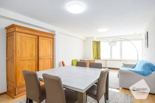 Het appartement beschikt over een oppervlakte van <strong>82 m²</strong> en biedt een aangename, <strong>lichtrijke leefruimte</strong> met <strong>aansluitende keuken.</strong> Verder zijn er <strong>twee comfortabele slaapkamers</strong>, een <strong>badkamer</strong>, een <strong>apart toilet</strong> en <strong>twee praktische bergingen </strong>aanwezig.<br />Achter het gebouw bevindt zich een <strong>privégarage (verkoopprijs: €30.000) met afmeting 2,4mx5m</strong> waar plaats is voor één wagen. Daarnaast is er op het gelijkvloers een <strong>gemeenschappelijke fietsberging</strong> voorzien.<br />Het appartement heeft een <strong>EPC-label C</strong> en is <strong>asbestveilig</strong>, wat zorgt voor een zorgeloze woonervaring.<br /> 