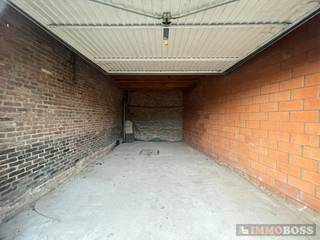 In dit garagecomplex bieden wij garage nr 42 te huur aan.Deze garagebox is onmiddellijk beschikbaar.De inrit van het garagecomplex bevindt zich ter...