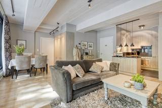 Appartement d'une chambre prêt à emménager à vendre dans le centre d'Anvers. L'appartement bénéficie d'un emplacement privilégié à Anvers. Très central, à proximité du quartier des théâtres et du Meir. En outre, l'accessibilité est garantie par la proximité de la nouvelle ville de Leien, des transports en commun et de la gare centrale. En outre, l'appartement se trouve également à distance de marche de nombreux restaurants et de belles rues commerçantes. L'appartement d'environ 79 m² est situé au premier étage d'un immeuble récent et bien entretenu. Il possède une terrasse orientée sud-est. Disposition de cet appartement à vendre : - un espace de vie lumineux grâce à de grandes fenêtres - Cuisine entièrement équipée avec comptoir à petit-déjeuner- très grand débarras avec placards intégrés et espace pour machine à laver et sèche-linge- coin repas avec placards entièrement équipés- chambre spacieuse, placards intégrés- salle de bain avec grande douche à l'italienne, double vasque et toilettesCet appartement à Anvers a été construit en 2016 et est toujours très bien entretenu, il est donc prêt à emménager. C'est un appartement parfait à vendre pour ceux qui veulent vivre confortablement dans le centre animé d'Anvers. Idéal également comme investissement.Cet appartement à vendre est proposé au prix de 335 000 euros.Vous êtes intéressé par un appartement ou une maison à vendre à Anvers ? N'hésitez pas à nous contacter.Si vous souhaitez proposer votre propre propriété à la vente, veuillez nous contacter pour une estimation gratuite, par téléphone au 03/206.76.76 ou par e-mail à antwerpen@dewaele.com.Vous pouvez également toujours contacter notre bureau d'Anvers pour toute autre question concernant l'immobilier !