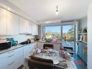 Zeer mooi gelegen appartement met open zicht op de Damse Vaart met indeling als volgt : Allereerst is er de inkom met vestiaire. De living is mooi rechthoekig ingedeeld en biedt een fantastisch zicht op het water. Deze is afgewerkt met een mooie grijze vloerbekleding, ingewerkte spots en voorzien van de nodige verwarmingselementen. 
Er bevindt zich aansluitend één slaapkamer aan de voorzijde met daarnaast een instapklare badkamer met douche, lavabomeubel en wc. Via de hal begeeft u zich tot de keuken.
Deze werd eveneens volledig vernieuwd en voorzien van kookplaat, dampkap, vaatwas en ingebouwde koelkast. Alle kasten zijn in prima staat van onderhoud en de naastliggende berging is praktisch uitgerust met ingebouwde kasten. Er is tevens plaats voorzien voor een wasmachine. Naast de keuken is er nog één slaapkamer met zicht op de tuin. 
Als extra behoort er een terras bij het appartement van maar liefst 31m2. Dit appartement is momenteel verhuurd voor vaste bewoning.
Het appartement wordt verkocht na opmaak van de basisakte maar kan reeds gereserveerd worden.<br />Troeven ;<br />* EPC B- Label
* Geen lift - weinig onderhoudskosten 
* Fenomenaal terras
* Elektriciteit conform
* Zicht op de Damse Vaart
* Schrijnwerk PVC <br />Voor info bel : 050/333976 - 0476/270379 ( buiten kantooruren )