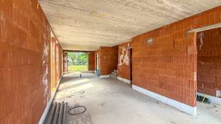 <p><span>Elke zondag welkom op ons kantoor van 10u-12u voor meer info over de nieuwbouwprojecten! <br /><br />Moderne nieuwbouwwoning in ruwbouw (HOB) met 3 slpks, zalig gelegen op een nieuwe verkaveling met een uitstekende bereikbaarheid naar winkels, scholen en de autosnelweg E313-E314!<br />Deze rustige gelegen half open bebouwing wordt opgetrokken in een lichte steen en bevindt zich op een perceel van 2.5 are met een zuidwestelijke oriëntatie.<br /><br /></span></p>
<p><span>De strakke blok heeft een bruto bewoonbare oppervlakte van 156 m² en is praktisch opgedeeld.<br />Er werd rekening gehouden met een grote leefruimte met achteraan een gezellige keukenruimte verbonden met een ruime berging.<br /><br /></span></p>
<p><span>Via de inkomhal met gastentoilet komt men in de living met aparte zithoek en eetkamer.<br />Vanuit de living vertrekt ook de trap naar boven. Langs de keuken bevindt er zich een praktische berging. Door de grote ramen is er een uitstekende lichtinval.<br />Op de eerste verdieping zijn er 3 slaapkamers ( waarvan 1 met dressing), een technische berging, een apart toilet en een badkamer.<br /><br /></span></p>
<p><span>Deze ruwbouwwoning wordt </span>opgeleverd met een vlak getrokken perceel dat onmiddellijke aanplanting toelaat.<br /><br /></p>
<p><span>De Simone Reyndersstraat is een jonge verkaveling waar rust en wonen hand in hand gaan.<br /></span>Boekt staat gekend als een rustig gedeelte van Heusden-Zolder met als grote troef de uitstekende bereikbaarheid van de autosnelweg richting Verkeerswisselaar E313-E314 = “Het Klaverblad”.<br />Als extraatje vertrekt men vanuit hier te voet richting natuur voor ene prachtige boswandeling en heeft men ook nog een echte warme bakker in de buurt!<br /><br /></p>
<p>Deze compacte woningen zijn ideaal als starterswoningen : ook een school ligt gewoon om de hoek.<br />De woningen worden verkocht onder 12% schrijfgeld op de grond en 21% op de constructie!<br /><br /></p>
<p>Samenwerken met deze bouwheer is kiezen voor zekerheid en duidelijke afspraken; voor de snelle beslissers zijn aanpassingen binnen nog mogelijk.</p>
<p></p>
<p>GELIJKVLOERS : inkomhal, gastentoilet, leefruimte met trap naar boven, eetkamer, keuken, grote berging<br />EERSTE VERDIEPING : nachthal, 3 slaapkamers ( waarvan 1 met dressing) , badkamer, berging, apart toilet<br />TUIN: aan te leggen</p>
<p></p>
<p><span>Pluspunten:</span></p>
<p><span>-zeer rustige verkaveling, gelegen op het einde = doodlopend<br />-strakke en moderne stijl!<br />-zeer degelijke bouw<br />-156 m²<br />-aangename leefruimte- grote berging<br />-3 slaapkamers (waarvan 1 met dressing)<br />-goede ligging<br />-bij de autosnelweg alsook bij natuur en bos!<br />-grondwaarde aan 12%, enkel constructie onder 21%BTW<br />-regenwaterput en wadi</span></p>
<p><span>Voor een afspraak of meer info, bel ons op 078/78.78.70, of kom gewoon binnen op ons kantoor. Steeds welkom!</span></p>