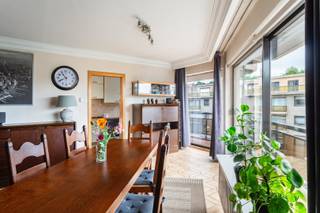 Dit lichtrijke hoekappartement op de derde verdieping combineert ruimte, comfort en een ideale ligging. De gezellige woonkamer baadt in het licht...