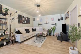 [[ DIT PAND NEEMT DEEL AAN DE ERA OPEN HUIZEN DAG OP 13/6 VAN 13:00 TOT 14:00 ]]
<strong>Halen: gelijkvloers appartement met 3 slaapkamers en garagebox</strong><br /><br />Dit appartement is gunstig gelegen nabij het centrum van Halen, met een vlotte verbinding naar de E314 richting Hasselt en Leuven. Openbaar vervoer bevindt zich in de nabije omgeving en ook winkels, restaurants en cafés zijn eenvoudig te bereiken te voet of met de fiets. Een ideale ligging voor wie comfortabel en centraal willen wonen.<br /><br />Het appartement bevindt zich op het gelijkvloers en werd recent zeer mooi en modern opgefrist. Dankzij de praktische indeling en ruime kamers is dit een ideale woonst voor gezinnen, koppels of investeerders. Bovendien beschikt het appartement over een eigen garagebox, wat zorgt voor extra comfort en veiligheid.<br /><br /><strong>Indeling:</strong><br />- Kelder -1: kelderberging<br />- Gelijkvloers: inkomhal, woonkamer, keuken, apart toilet, badkamer,drie ruime slaapkamers en een garagebox<br /><br /><strong>Troeven:</strong><br />- Garagebox<br />- Gelijkvloers appartement<br />- Centrale ligging nabij centrum en E314<br /><br />Bent u op zoek naar een instapklaar appartement op een centrale ligging met alle comfort? Ontdek deze eigendom in Halen en plan vandaag nog uw bezoek!<br /><br /><strong>JOUW DROOMWONING. ZO GEVONDEN!</strong>